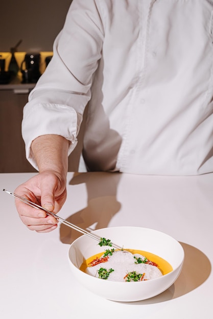 Kucharz przygotowujący potrawę